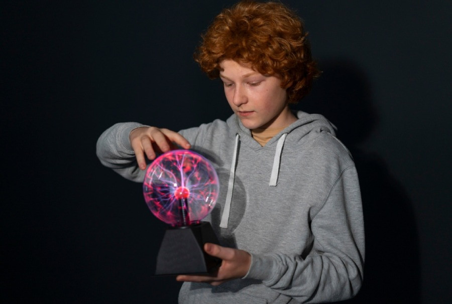 Modern Physics and Relativity with AI Tools